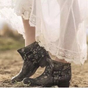 Freebird by Steven Phlow Metallic Distressed Gold Ankle Boot 8 M women’s booties